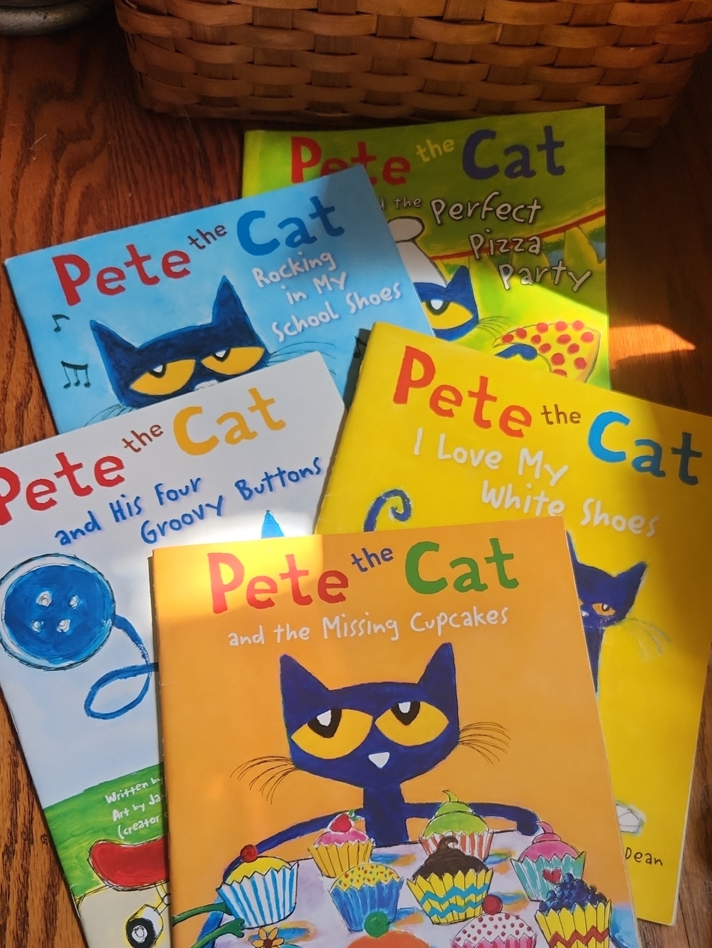 Scholastic Pete the Cat Sey Of 5 Books - Picture 2 of 3